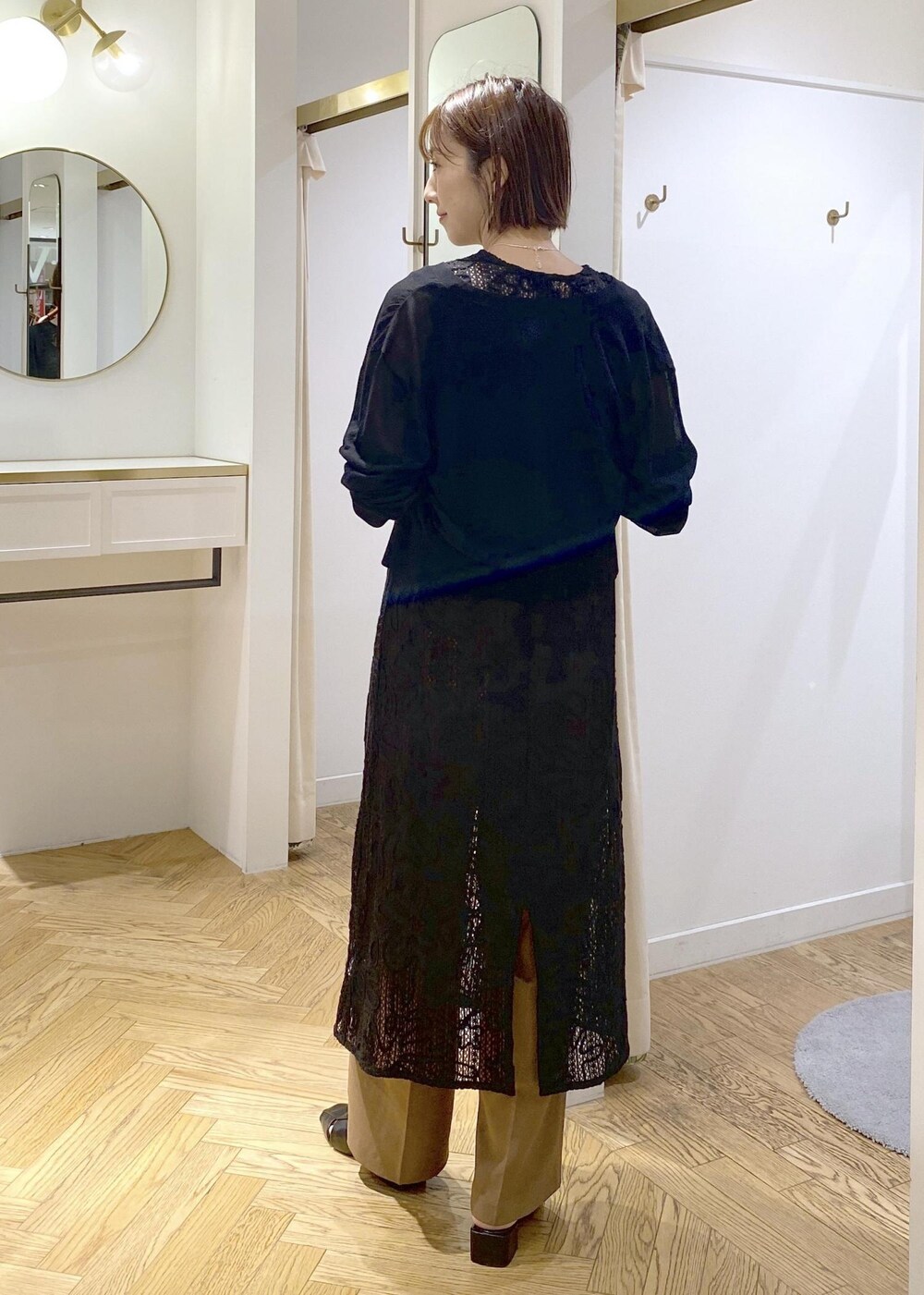 ブラック系のキャミソール、ブラック系のサンダル、ブラック系のワンピースを着用したレディースの夏コーディネートの8枚目の写真