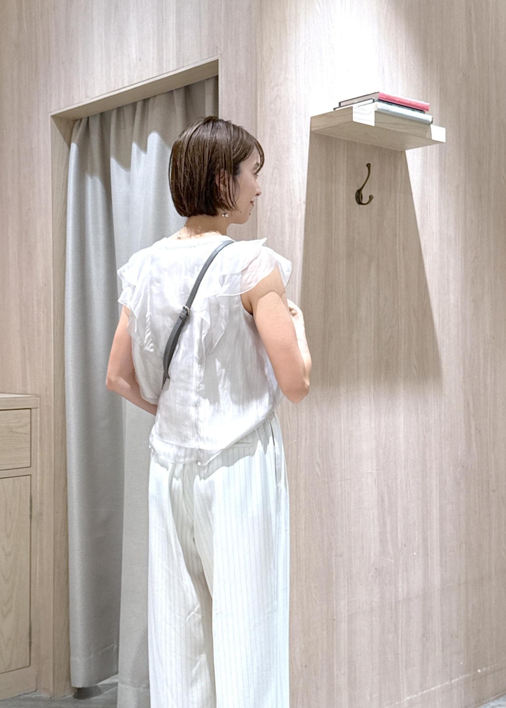 グレー系のショルダーバッグ、シルバー系のパンプス、ベージュ系のシャツ/ブラウスを着用したレディースの夏コーディネートの7枚目の写真