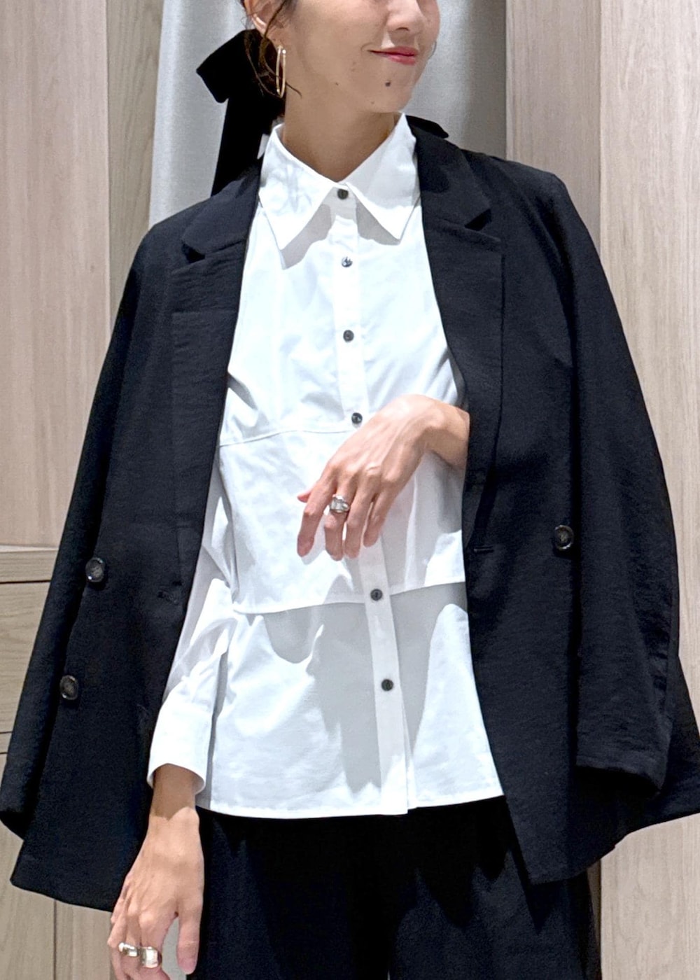 ブラック系のショルダーバッグ、ブラック系のパンプス、ブラック系のテーラードジャケットを着用したレディースの夏コーディネートの7枚目の写真