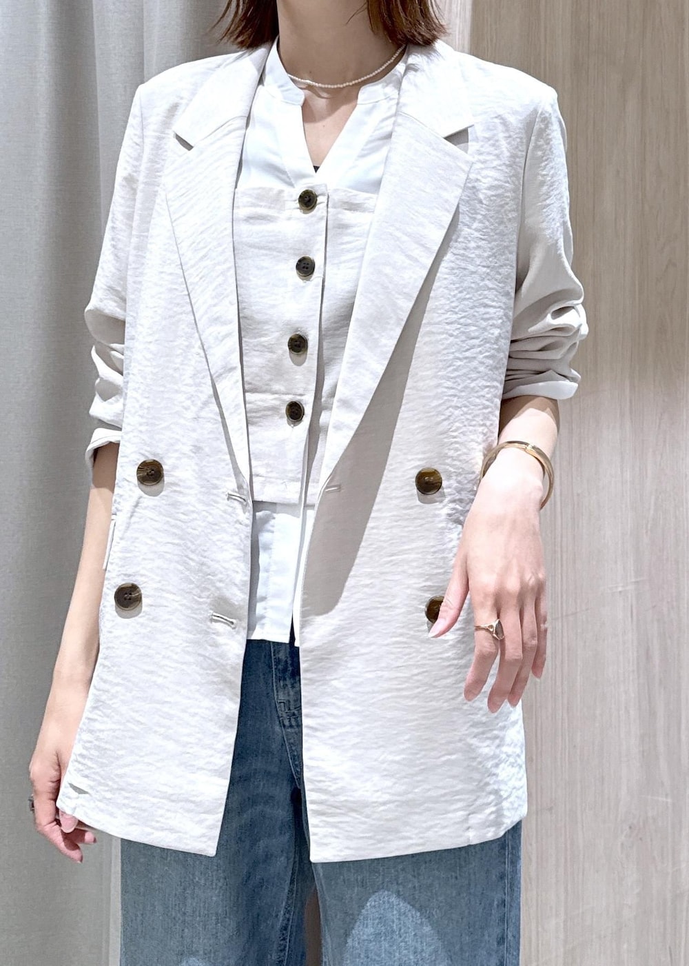 ホワイト系のトートバッグ、ブルー系のデニムパンツ、ホワイト系のシャツ/ブラウスを着用したレディースの春コーディネートの5枚目の写真