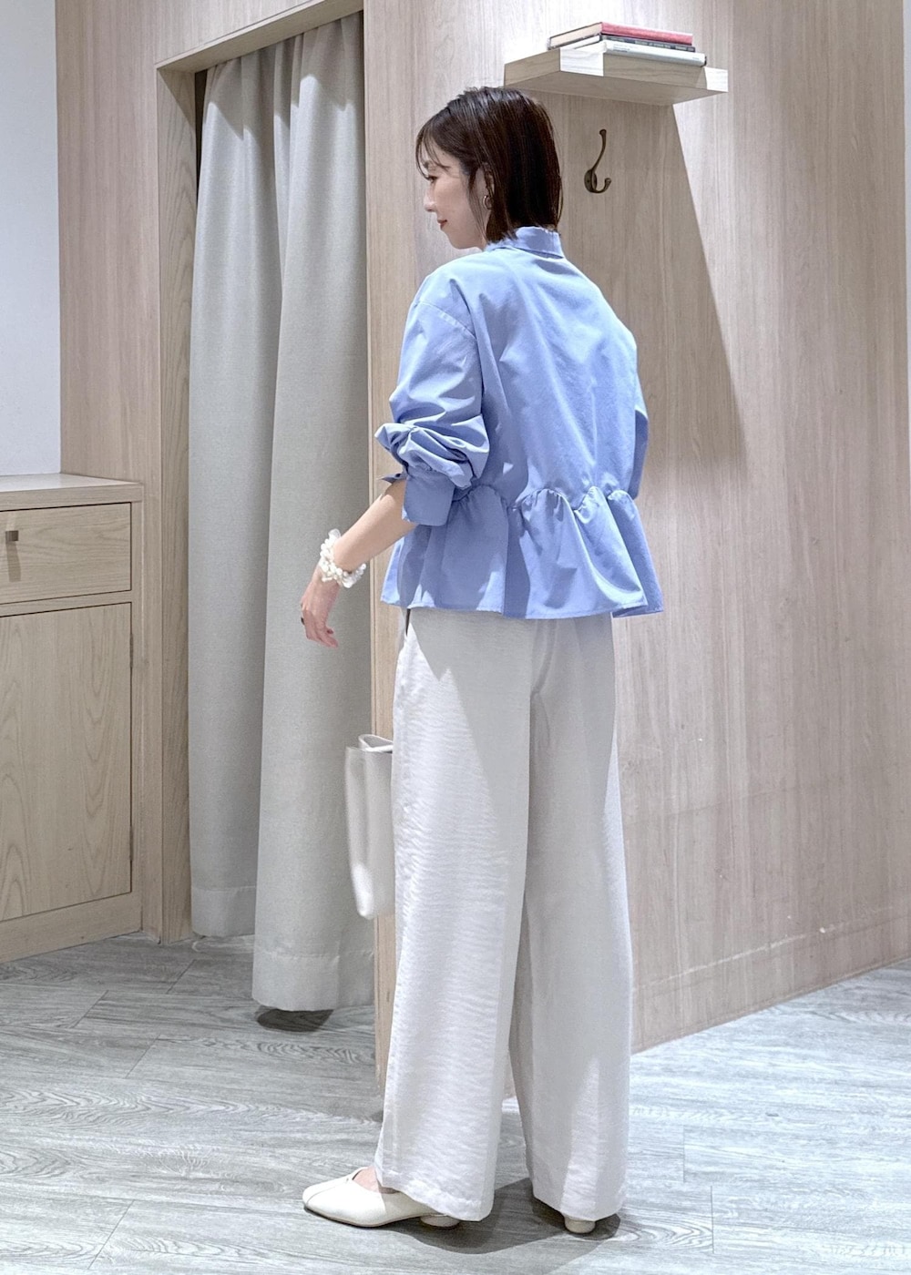 ホワイト系のパンプス、ホワイト系のその他パンツ、ホワイト系のトートバッグを着用したレディースの春コーディネートの2枚目の写真