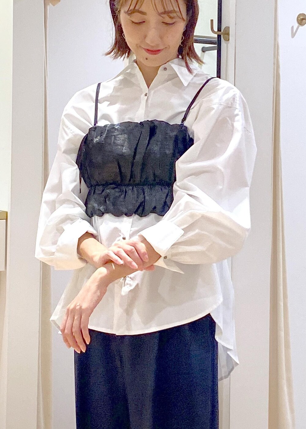 ブルー系のスラックス、ホワイト系のシャツ/ブラウス、グリーン系のハンドバッグを着用したレディースの秋コーディネートの7枚目の写真