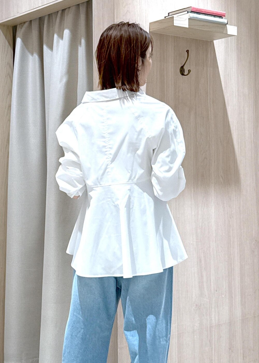 ブラウン系のパンプス、ホワイト系のシャツ/ブラウス、ブルー系のデニムパンツを着用したレディースの春コーディネートの9枚目の写真