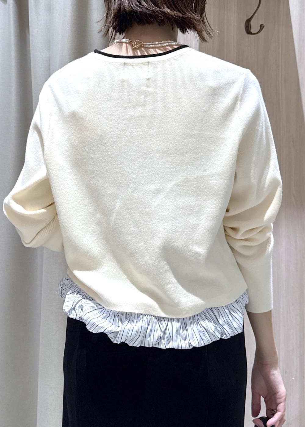 ブラック系のパンプス、ブラック系のショルダーバッグ、ブラック系のスカートを着用したレディースの秋コーディネートの9枚目の写真