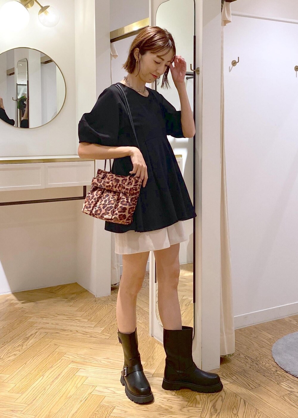 ブラック系のブーツ、ブラック系のTシャツ/カットソー、ベージュ系のその他パンツを着用したレディースの秋コーディネートの4枚目の写真