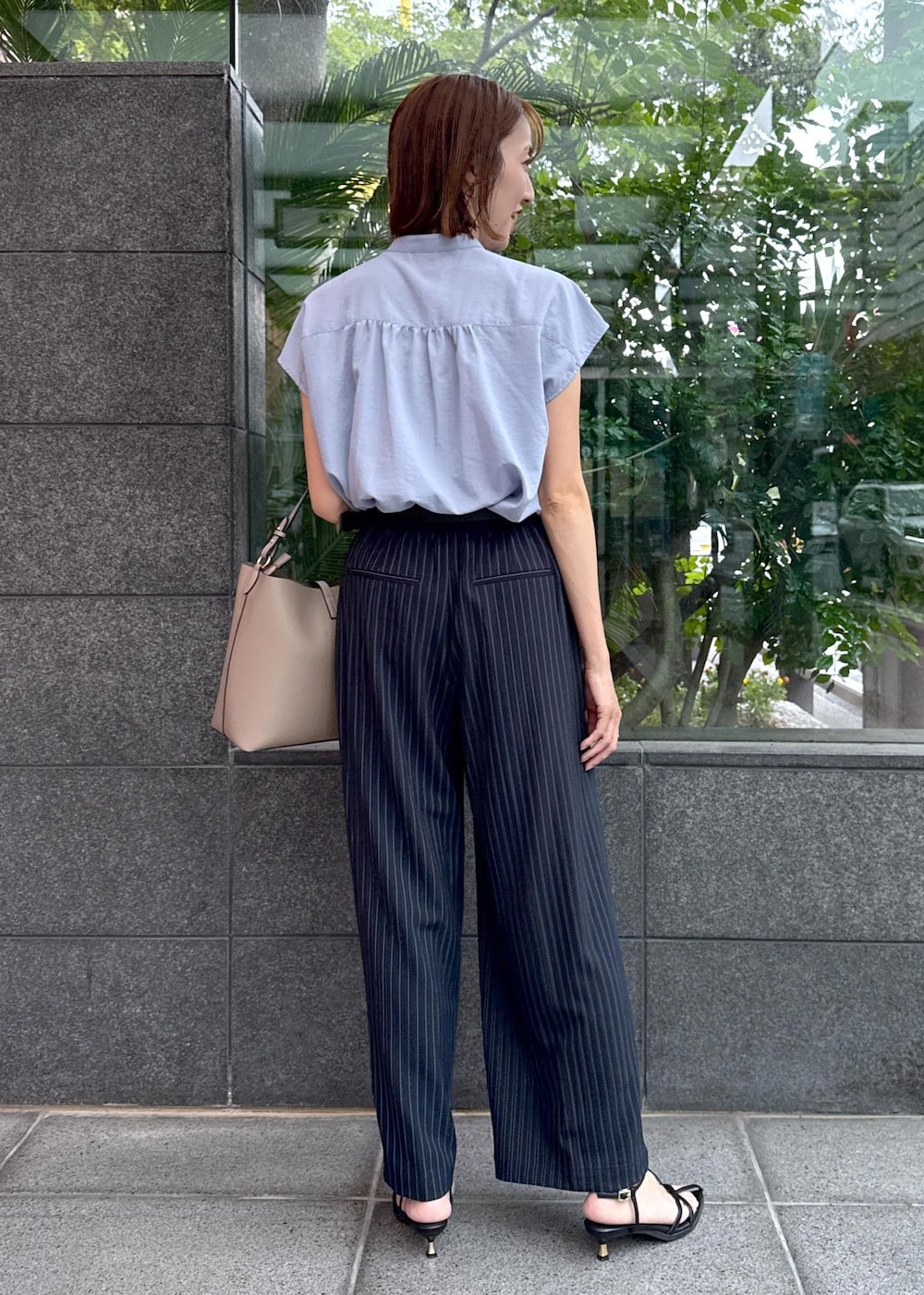 ブラック系のサンダル、ブルー系のシャツ/ブラウス、ブルー系のその他パンツを着用したレディースの夏コーディネートの4枚目の写真