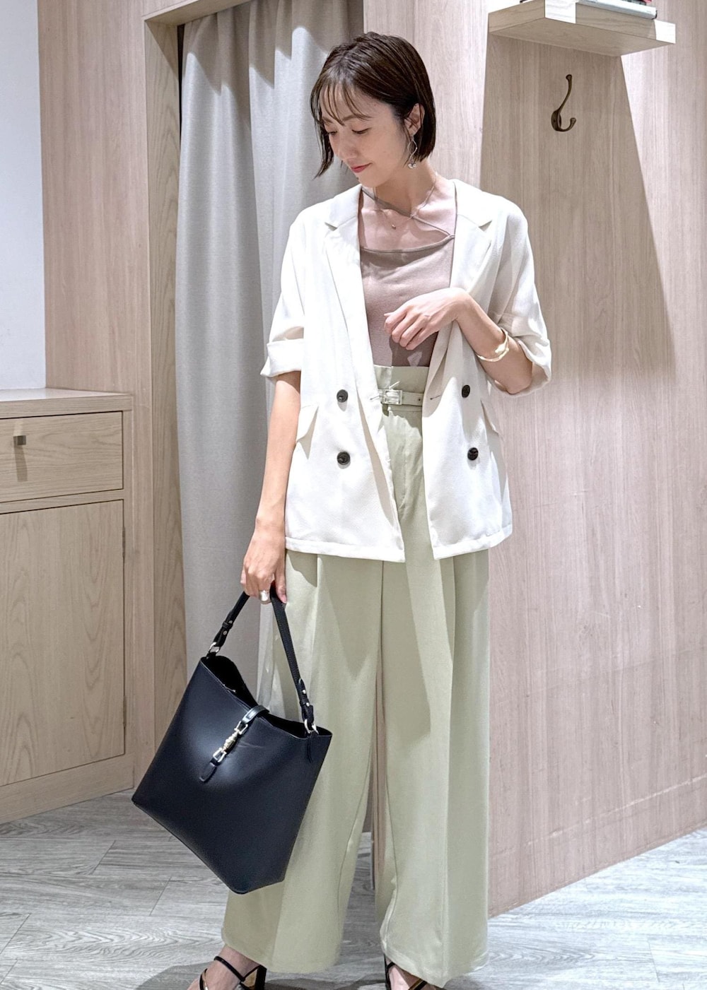 ベージュ系のキャミソール、ブラック系のサンダル、ブラック系のトートバッグを着用したレディースの夏コーディネートの5枚目の写真