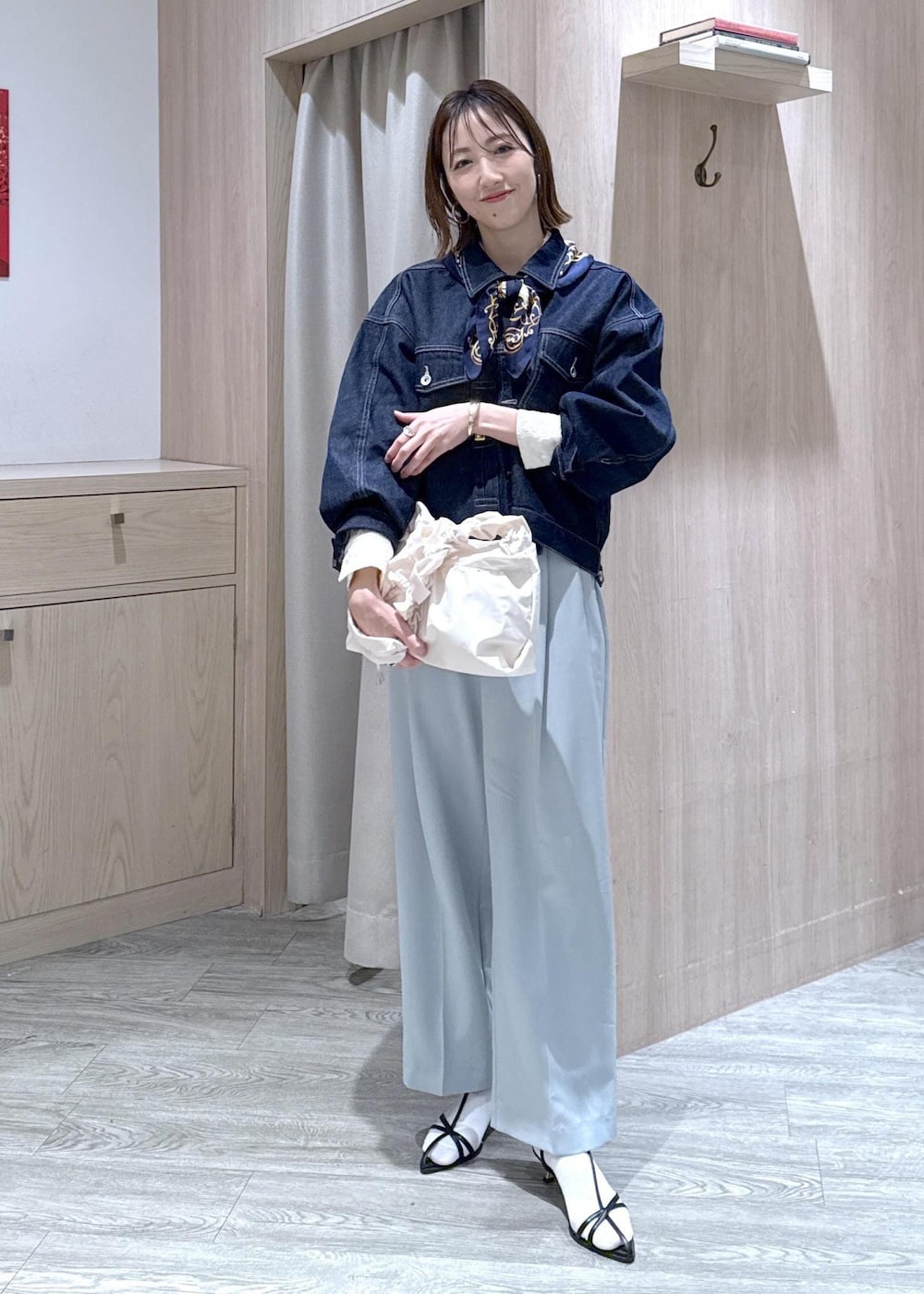 グリーン系のその他パンツ、ホワイト系のシャツ/ブラウス、ブルー系のデニムジャケットを着用したレディースの冬コーディネートの8枚目の写真