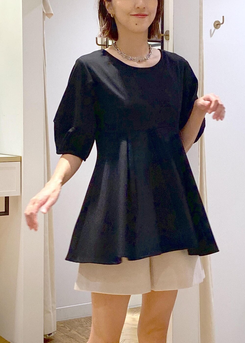 ブラック系のブーツ、ブラック系のTシャツ/カットソー、ベージュ系のその他パンツを着用したレディースの秋コーディネートの7枚目の写真