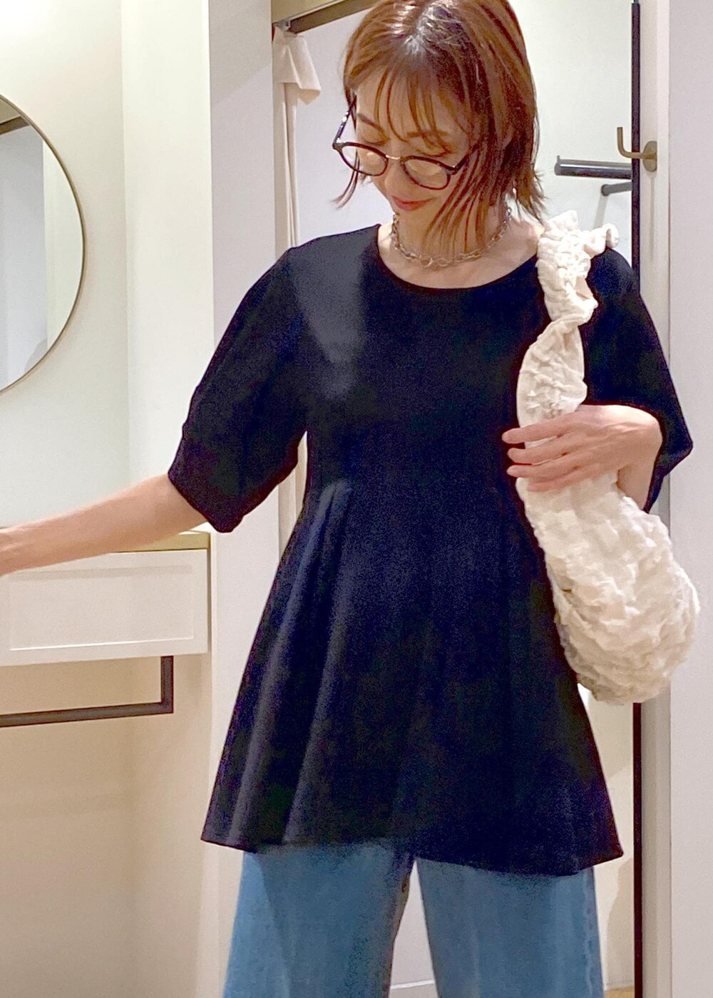 その他のサンダル、ブラック系のTシャツ/カットソー、ブルー系のデニムパンツを着用したレディースの秋コーディネートの8枚目の写真