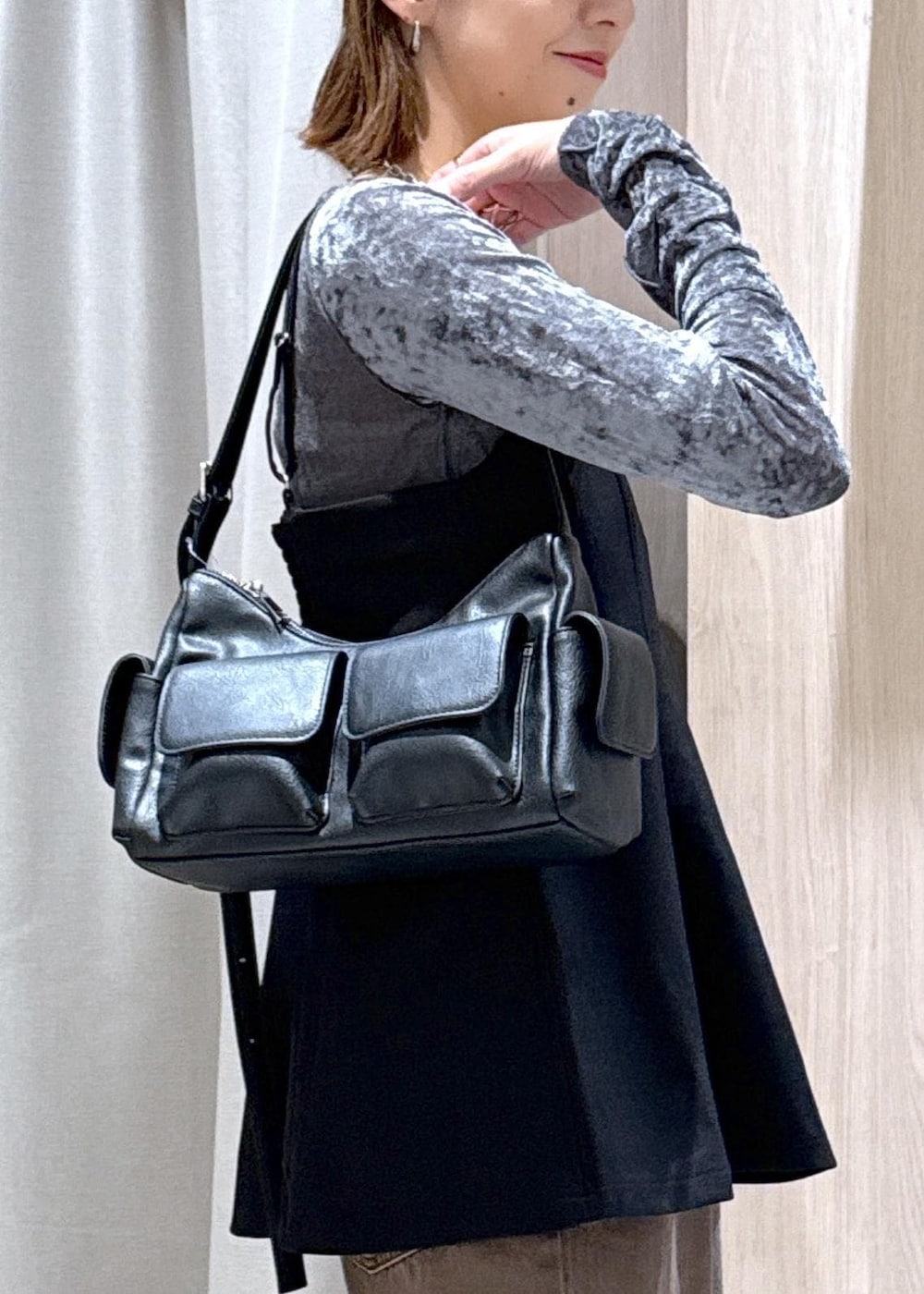 ブラック系のキャミソール、ブラック系のショルダーバッグ、グレー系のカーディガン/ボレロを着用したレディースの秋コーディネートの9枚目の写真