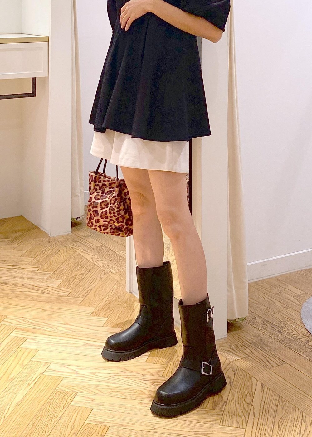 ブラック系のブーツ、ブラック系のTシャツ/カットソー、ベージュ系のその他パンツを着用したレディースの秋コーディネートの6枚目の写真