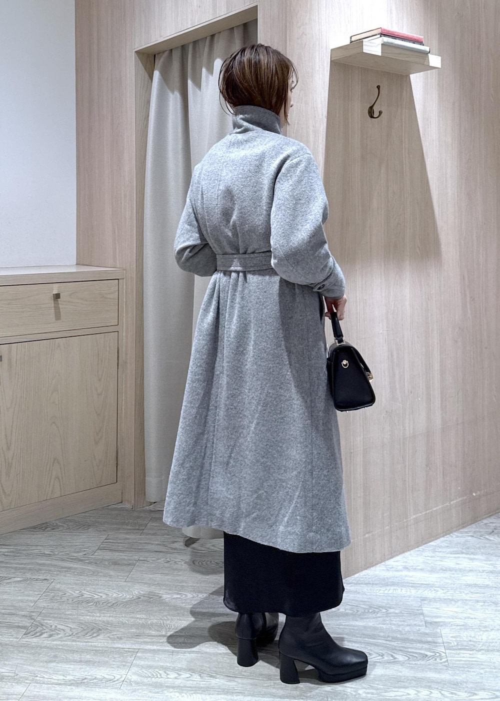 グレー系のカーディガン/ボレロ、グレー系のその他アウター、ブラック系のブーツを着用したレディースの秋コーディネートの6枚目の写真