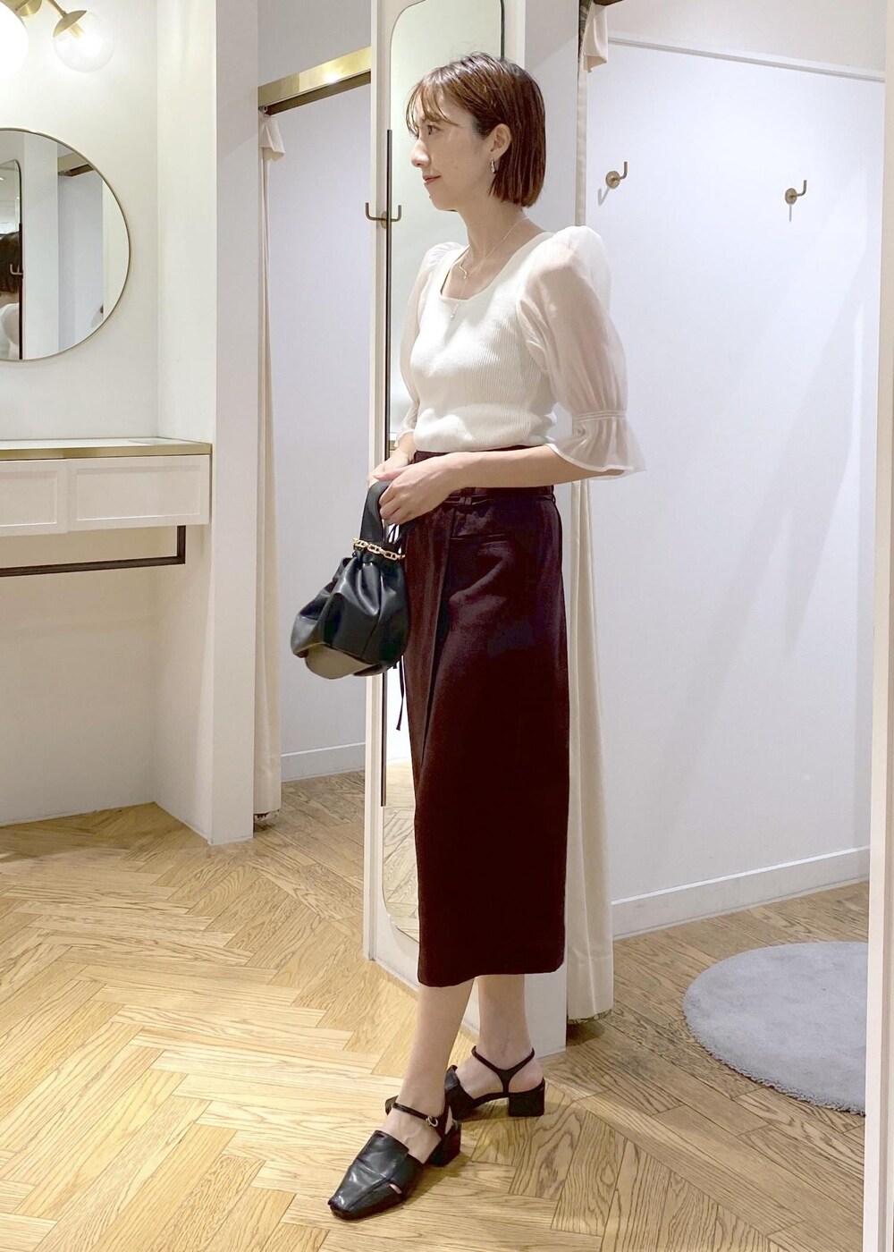 ブラック系のキャミソール、ブラック系のサンダル、ホワイト系のTシャツ/カットソーを着用したレディースの夏コーディネートの2枚目の写真