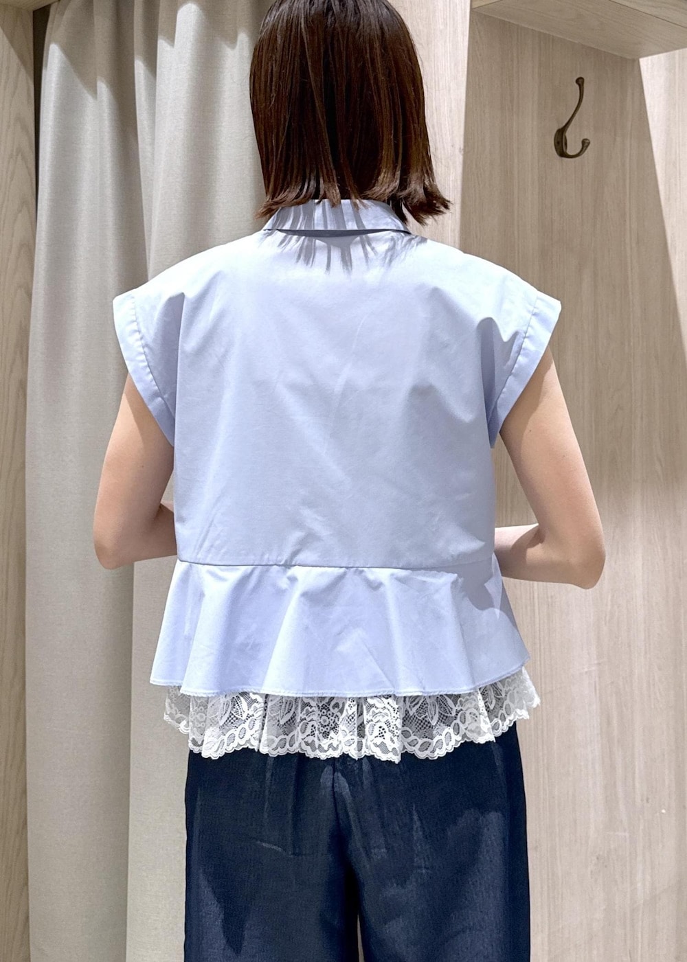ホワイト系のパンプス、ホワイト系のショルダーバッグ、ブラック系のキャミソールを着用したレディースの春コーディネートの7枚目の写真