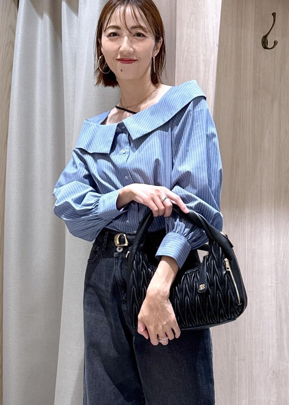 ブラック系のキャミソール、ブルー系のシャツ/ブラウス、グレー系のデニムパンツを着用したレディースの秋コーディネートの6枚目の写真