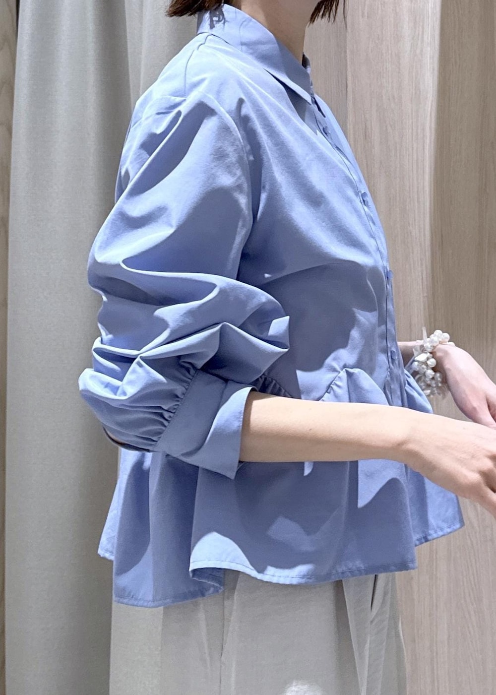 ホワイト系のパンプス、ホワイト系のその他パンツ、ホワイト系のトートバッグを着用したレディースの春コーディネートの9枚目の写真