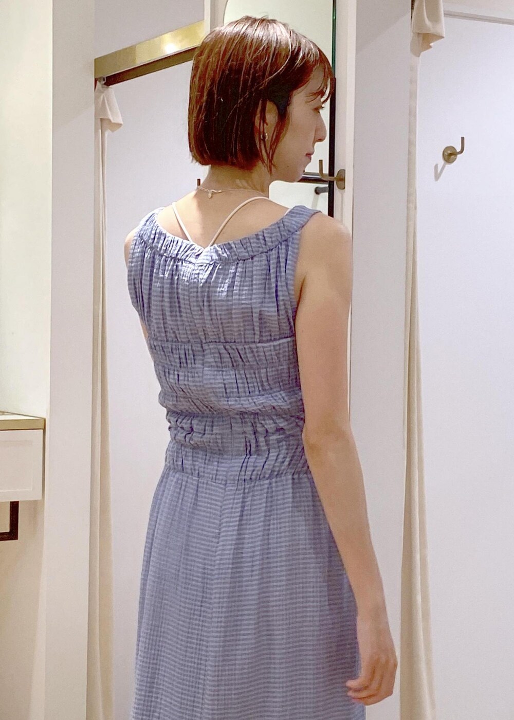 ホワイト系のサンダル、ブルー系のワンピース、シルバー系のショルダーバッグを着用したレディースの夏コーディネートの8枚目の写真