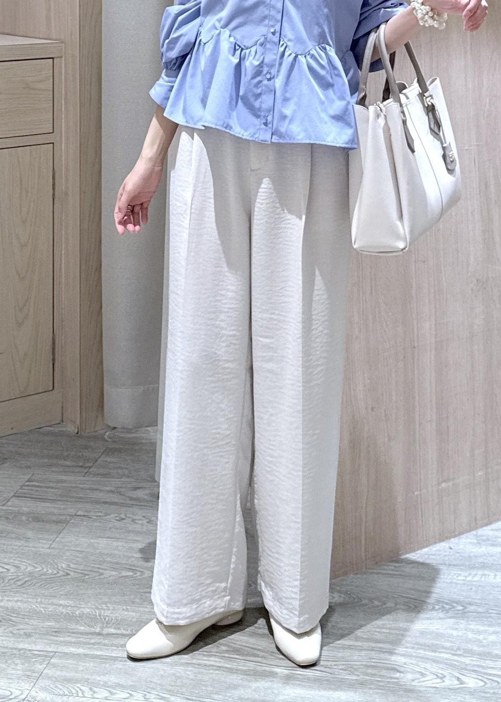 ホワイト系のパンプス、ホワイト系のその他パンツ、ホワイト系のトートバッグを着用したレディースの春コーディネートの4枚目の写真