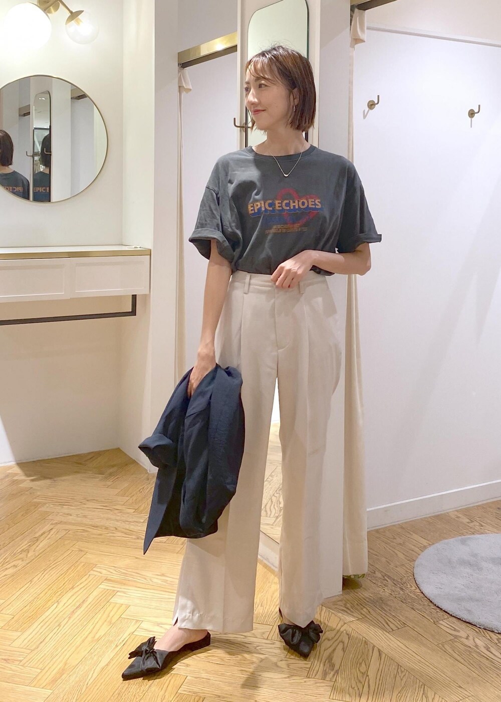 ブルー系のテーラードジャケット、ホワイト系のスラックス、その他のショルダーバッグを着用したレディースの夏コーディネートの7枚目の写真