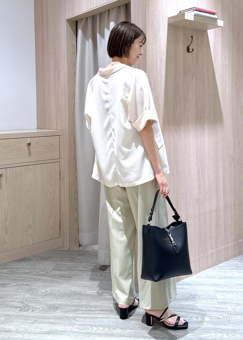 ベージュ系のキャミソール、ブラック系のサンダル、ブラック系のトートバッグを着用したレディースの夏コーディネートの4枚目の写真