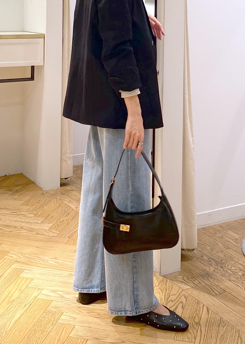 ブラック系のバレエシューズ、ホワイト系のスウェット、ブラック系のテーラードジャケットを着用したレディースの秋コーディネートの4枚目の写真