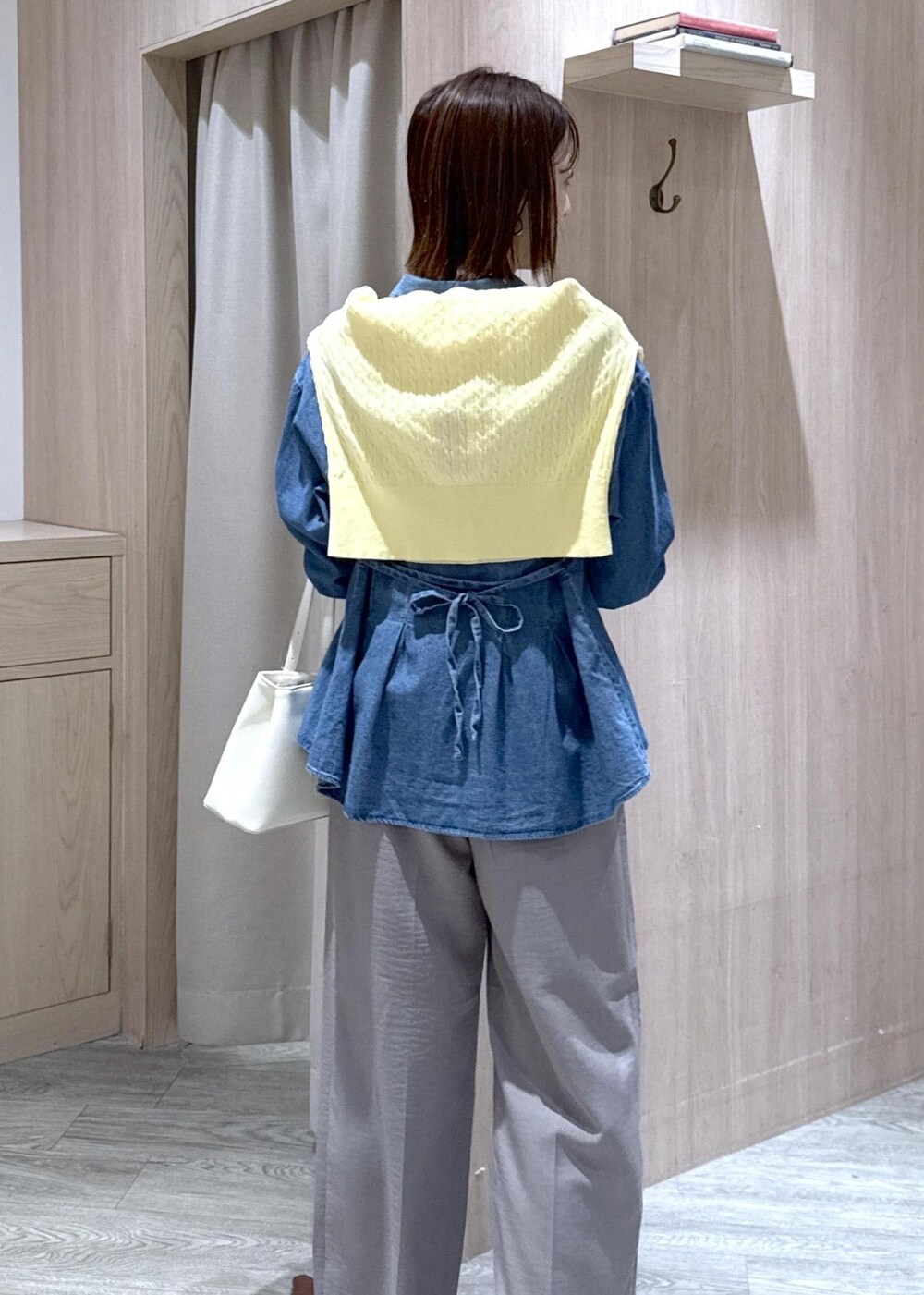 グレー系のその他パンツ、イエロー系のカーディガン/ボレロ、ブルー系のシャツ/ブラウスを着用したレディースの春コーディネートの6枚目の写真
