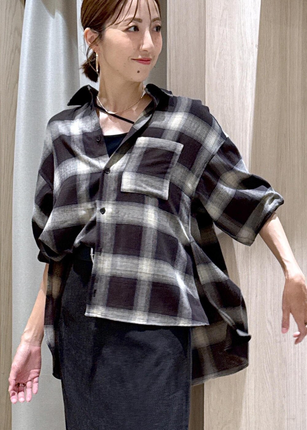 ブラック系のキャミソール、グレー系のスカート、ブラック系のシャツ/ブラウスを着用したレディースの夏コーディネートの6枚目の写真