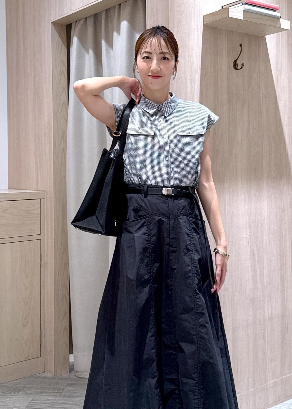 ブラック系のシャツ/ブラウス、ブラック系のトートバッグ、ブラック系のスカートを着用したレディースの夏コーディネートの4枚目の写真