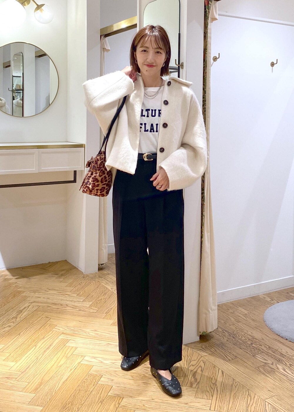 ブラック系のバレエシューズ、ホワイト系のその他アウター、ホワイト系のTシャツ/カットソーを着用したレディースの秋コーディネートの3枚目の写真
