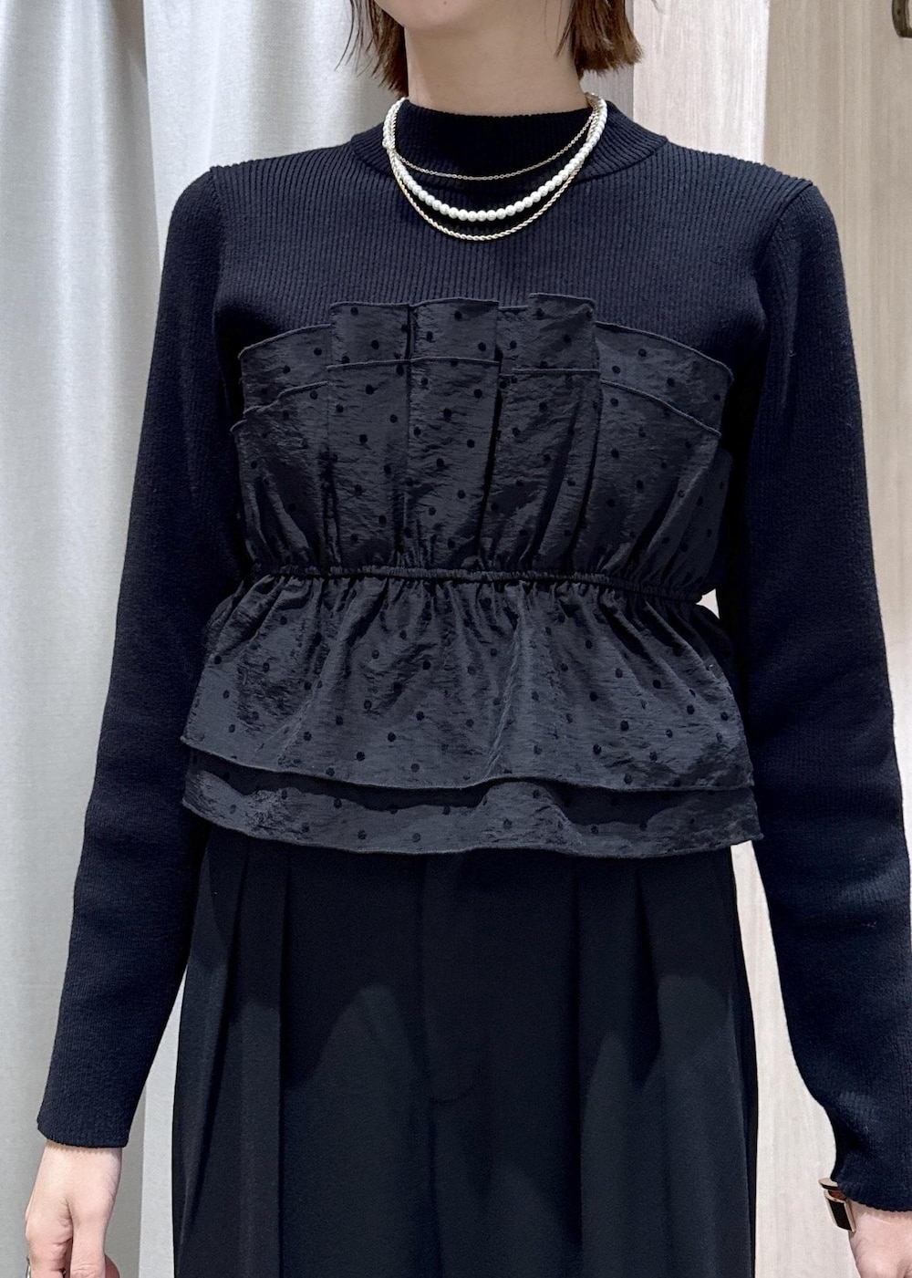 ブラック系のその他パンツ、ブラック系のニット/セーター、ブラック系のショルダーバッグを着用したレディースの冬コーディネートの8枚目の写真