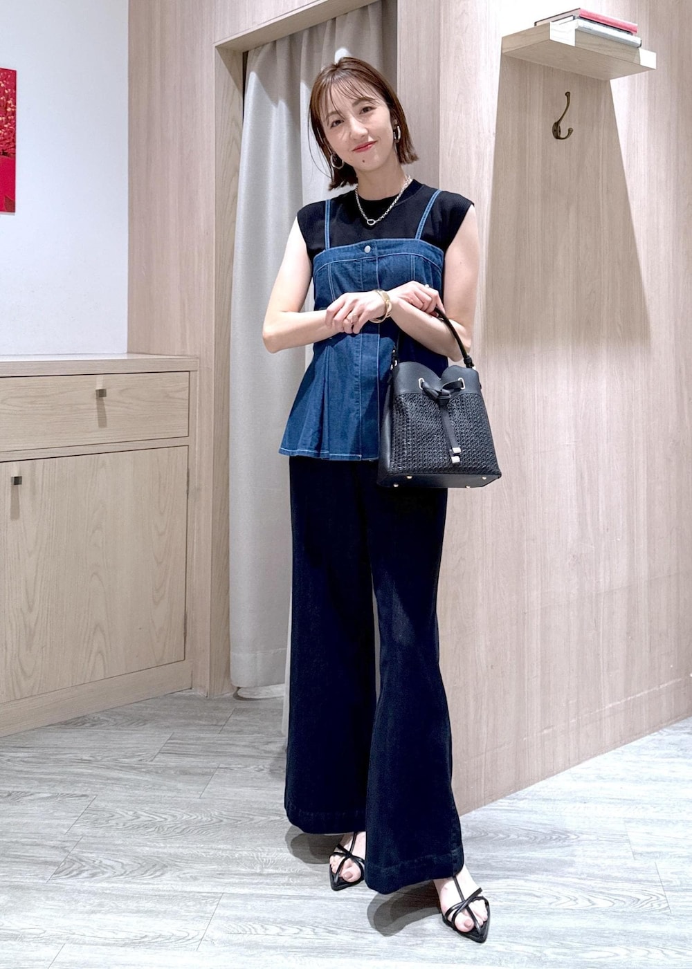 ブラック系のサンダル、ブルー系のキャミソール、ブラック系のニット/セーターを着用したレディースの春コーディネートの2枚目の写真