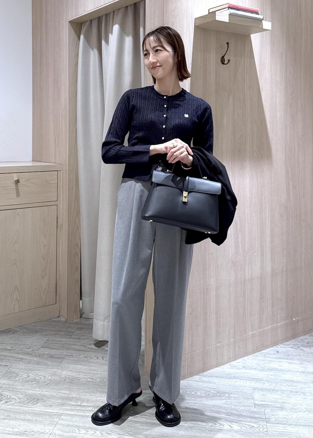 ブラック系のハンドバッグ、ブラック系のテーラードジャケット、グレー系のその他パンツを着用したレディースの冬コーディネートの10枚目の写真