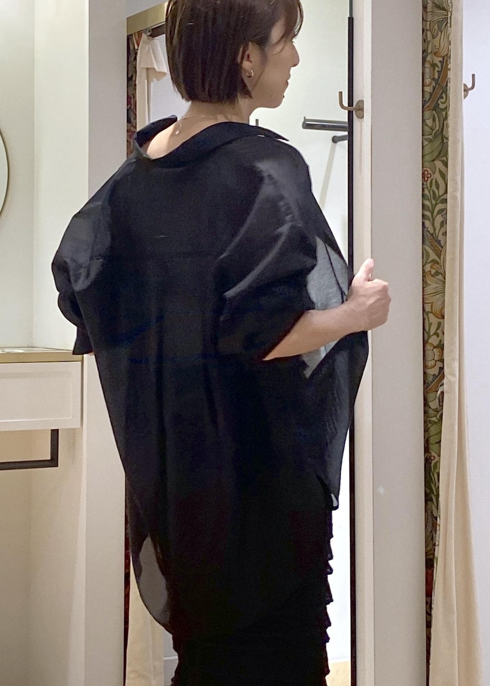 ブラック系のサンダル、ブラック系のスカート、シルバー系のキャミソールを着用したレディースの夏コーディネートの4枚目の写真