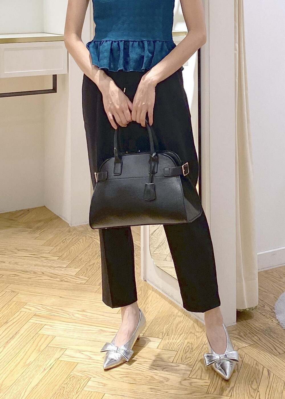 シルバー系のパンプス、ブラック系のスラックス、ブラック系のキャミソールを着用したレディースの夏コーディネートの7枚目の写真