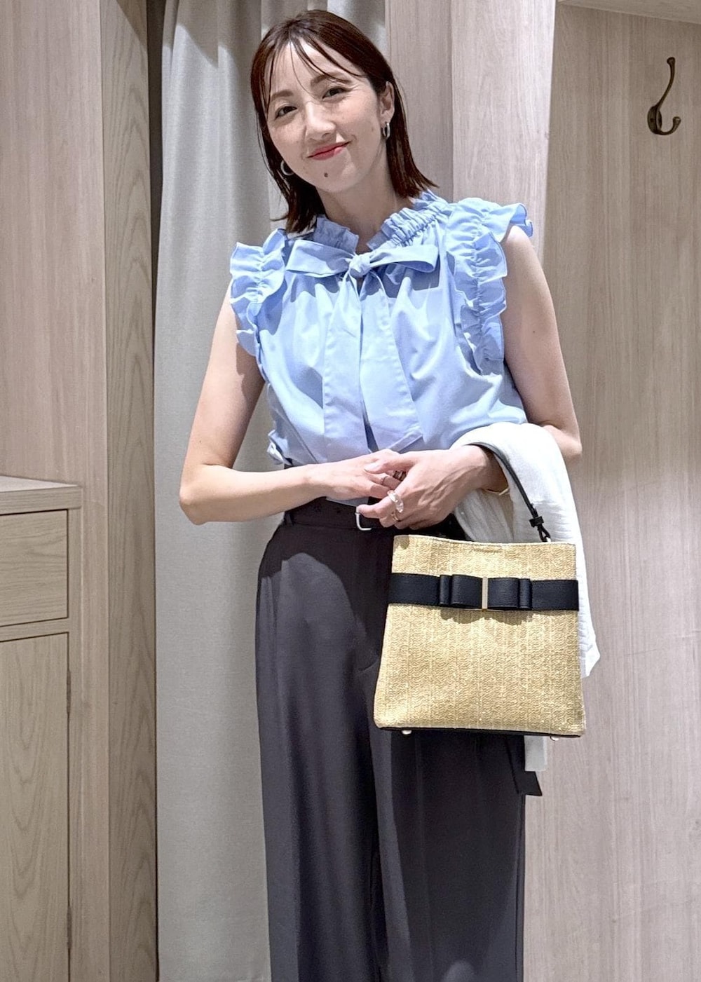 シルバー系のサンダル、グレー系のその他パンツ、ブラック系のショルダーバッグを着用したレディースの夏コーディネートの3枚目の写真