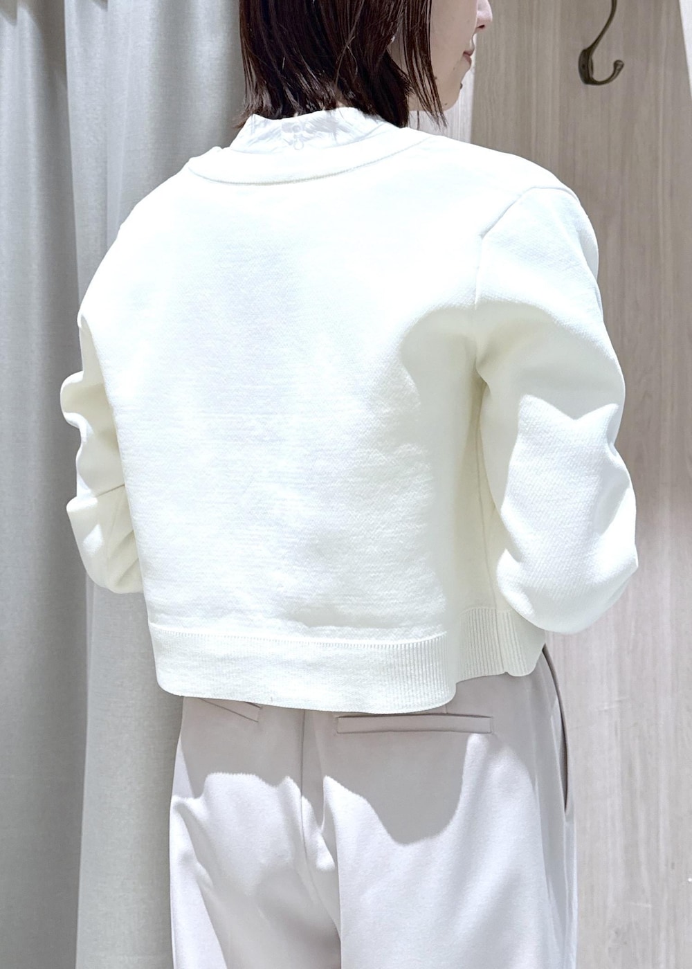 ブラック系のショルダーバッグ、ホワイト系のシャツ/ブラウス、ベージュ系のその他パンツを着用したレディースの冬コーディネートの4枚目の写真