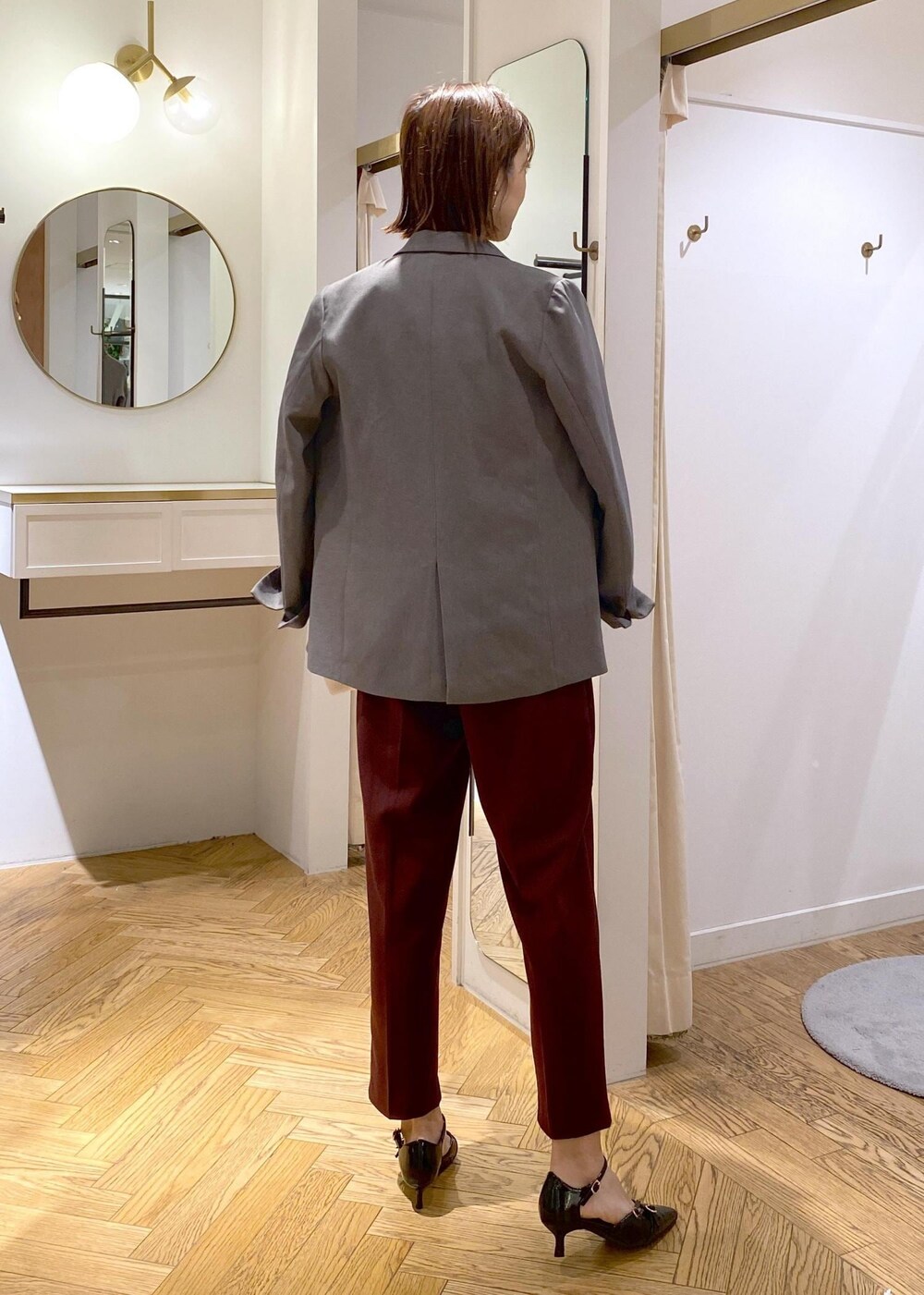 ブラック系のパンプス、ブラック系のニット/セーター、ブラウン系のその他パンツを着用したレディースの秋コーディネートの3枚目の写真