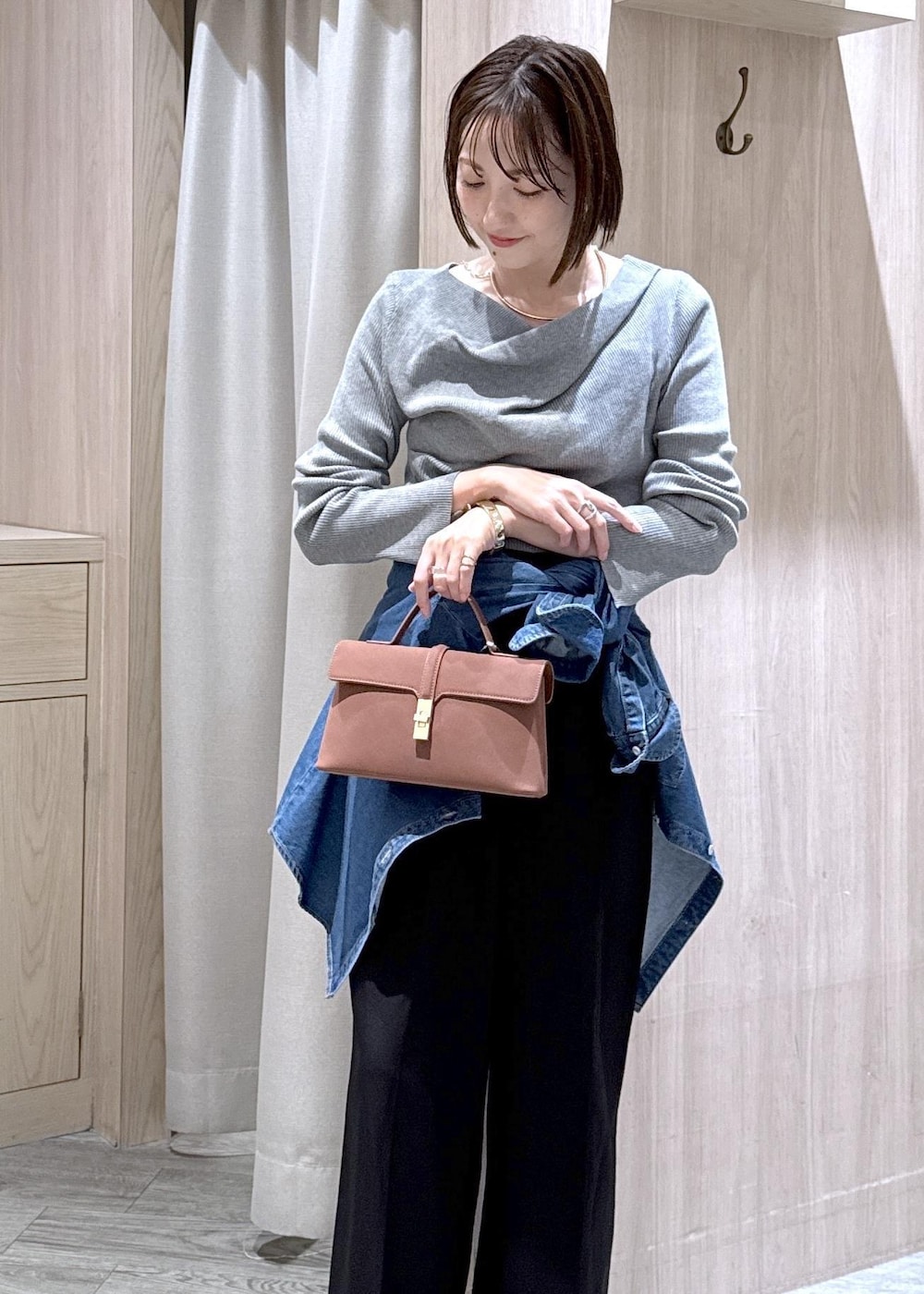 ブラック系のその他パンツ、ブラック系のパンプス、ブルー系のシャツ/ブラウスを着用したレディースの秋コーディネートの10枚目の写真