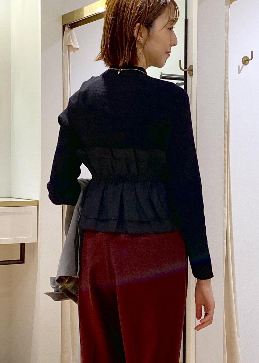 ブラック系のパンプス、ブラック系のニット/セーター、ブラウン系のその他パンツを着用したレディースの秋コーディネートの7枚目の写真