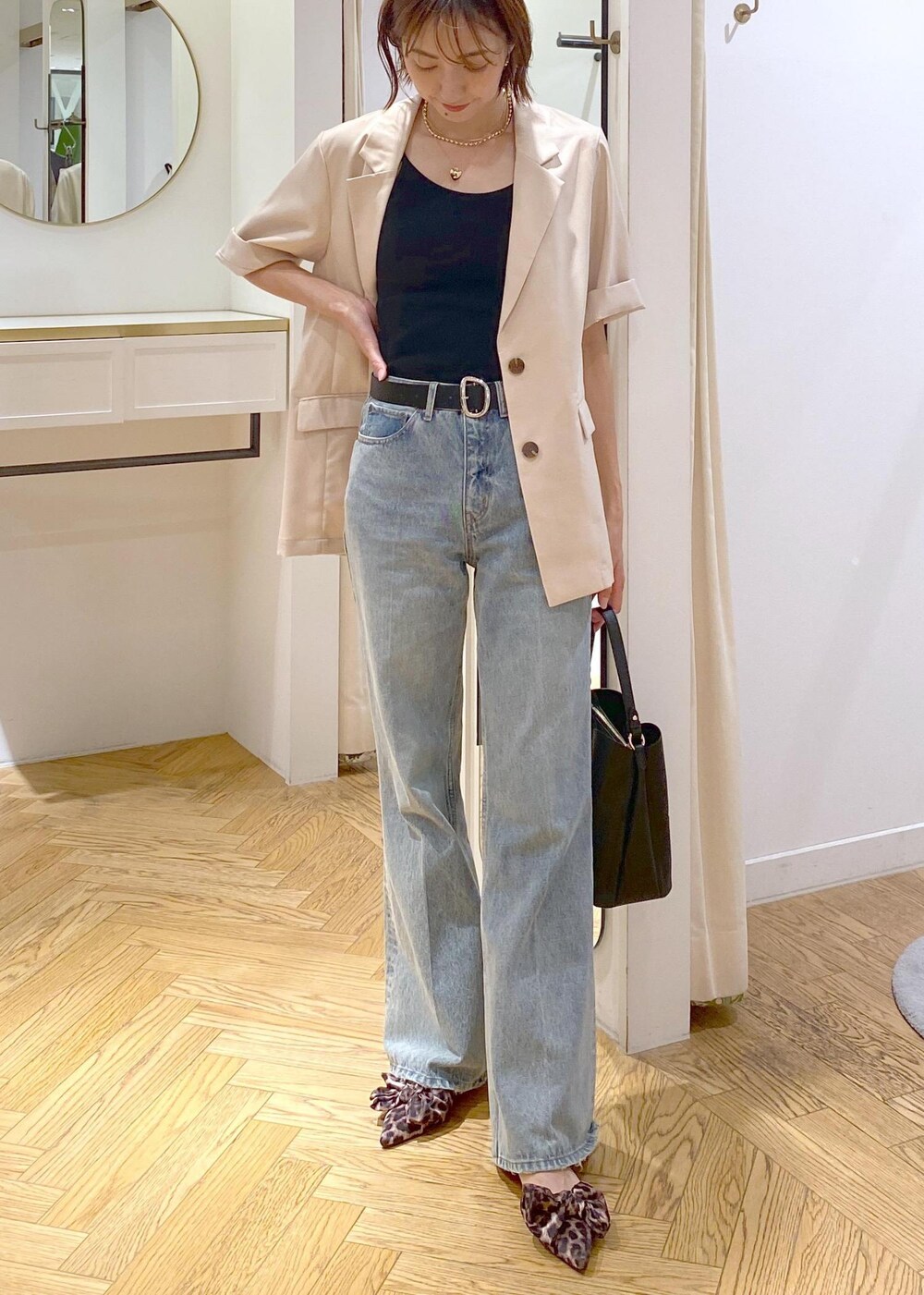 ブラック系のキャミソール、ホワイト系のテーラードジャケット、その他のサンダルを着用したレディースの夏コーディネートの4枚目の写真