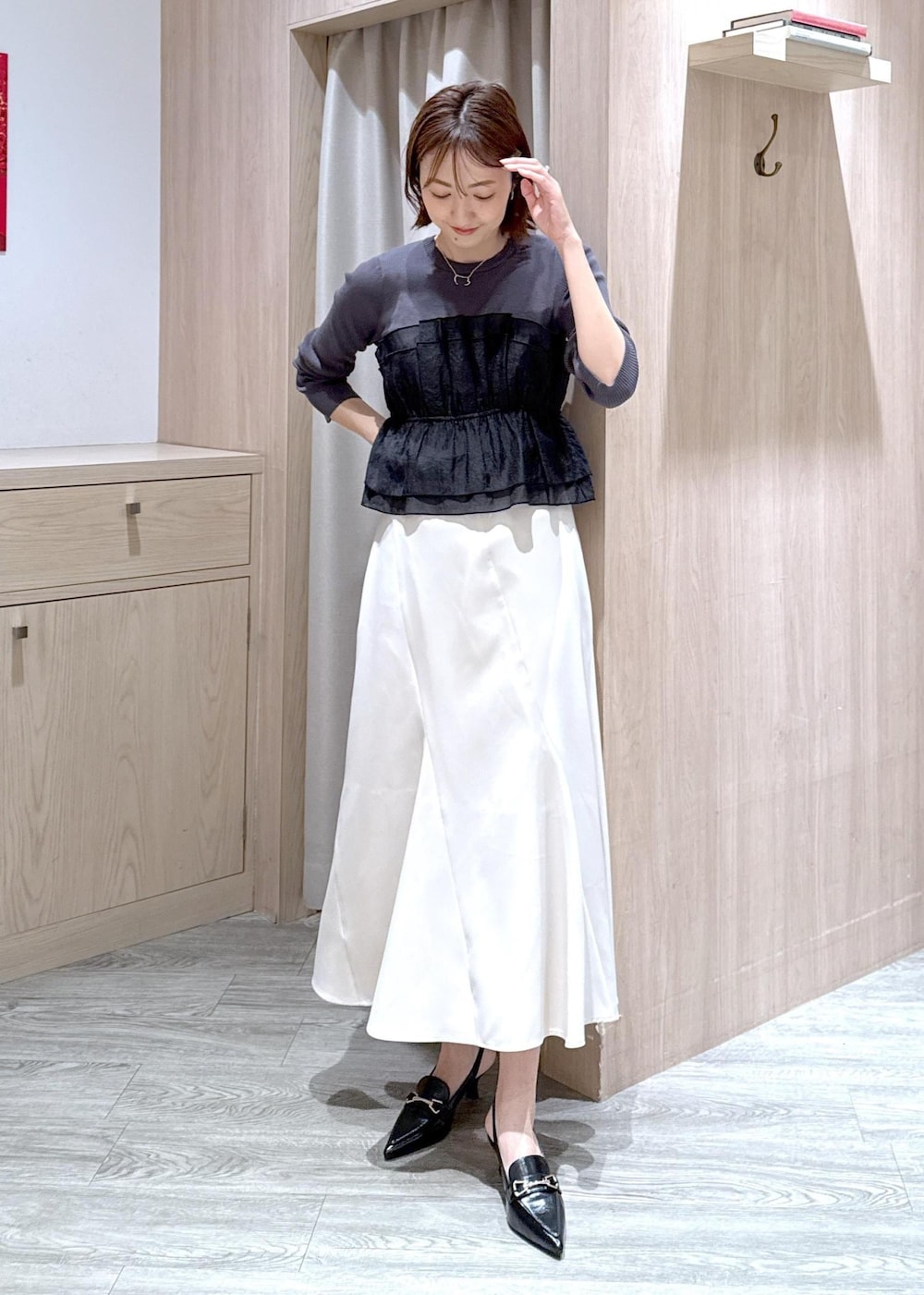 「オフィスカジュアル、キレイめシンプル、キレイめカジュアル、大人シンプル、春服、羽織り、カジュアルセレモニー、高身長コーディネート、ママコーデ、初春コーデ、春コーデ、お仕事コーデ、セレモニーコーデ、授業参観日コーデ、入学式コーデ」｜「VISの【累計10,000点突破】【2WAY】ハートカットバッグ（ショルダーバッグ、ホワイト系）」を使った、eric08さん（レディース・166cm）の春コーディネートの6枚目の写真
