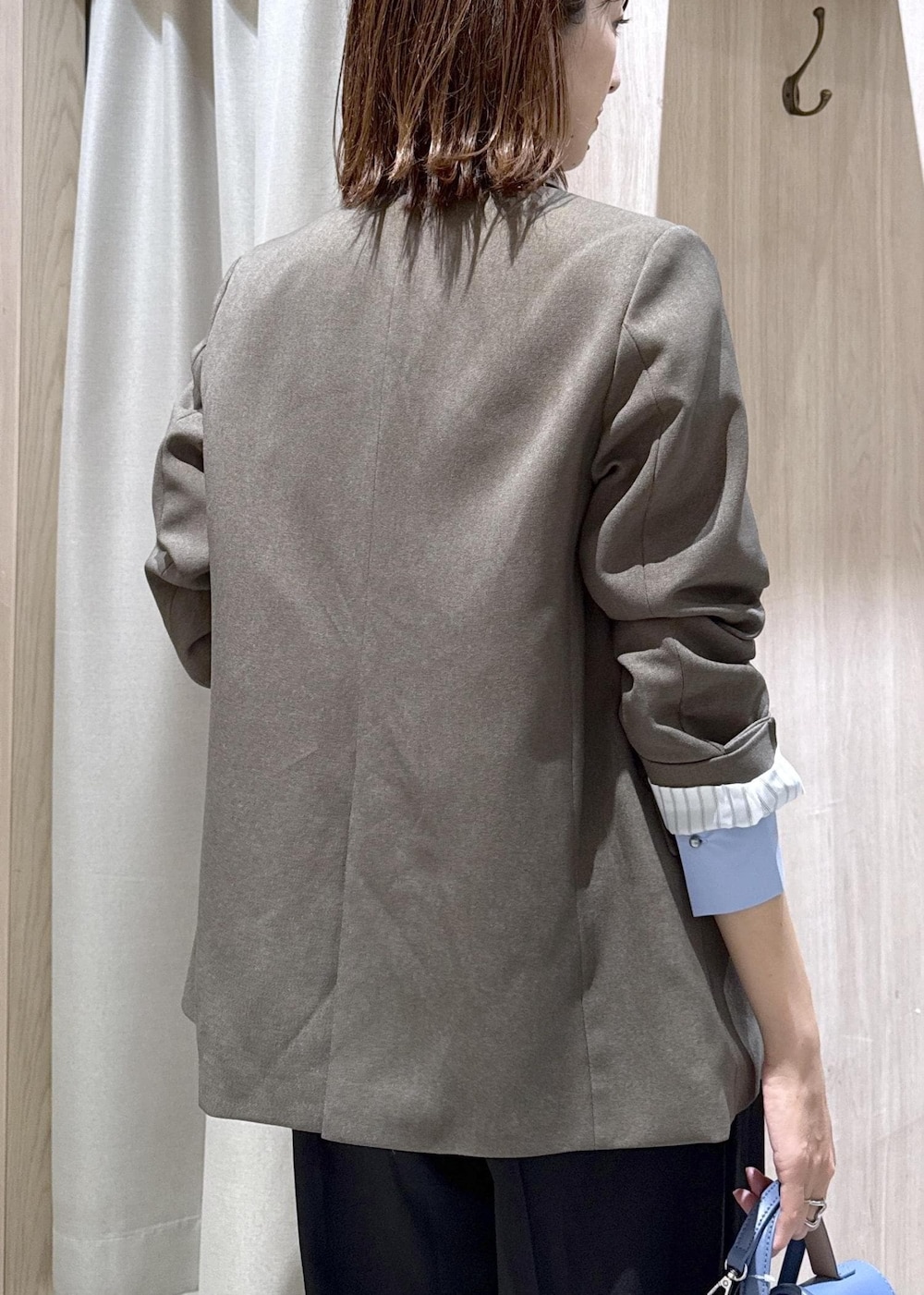 ブラック系のその他パンツ、ブラック系のパンプス、グリーン系のテーラードジャケットを着用したレディースの秋コーディネートの7枚目の写真
