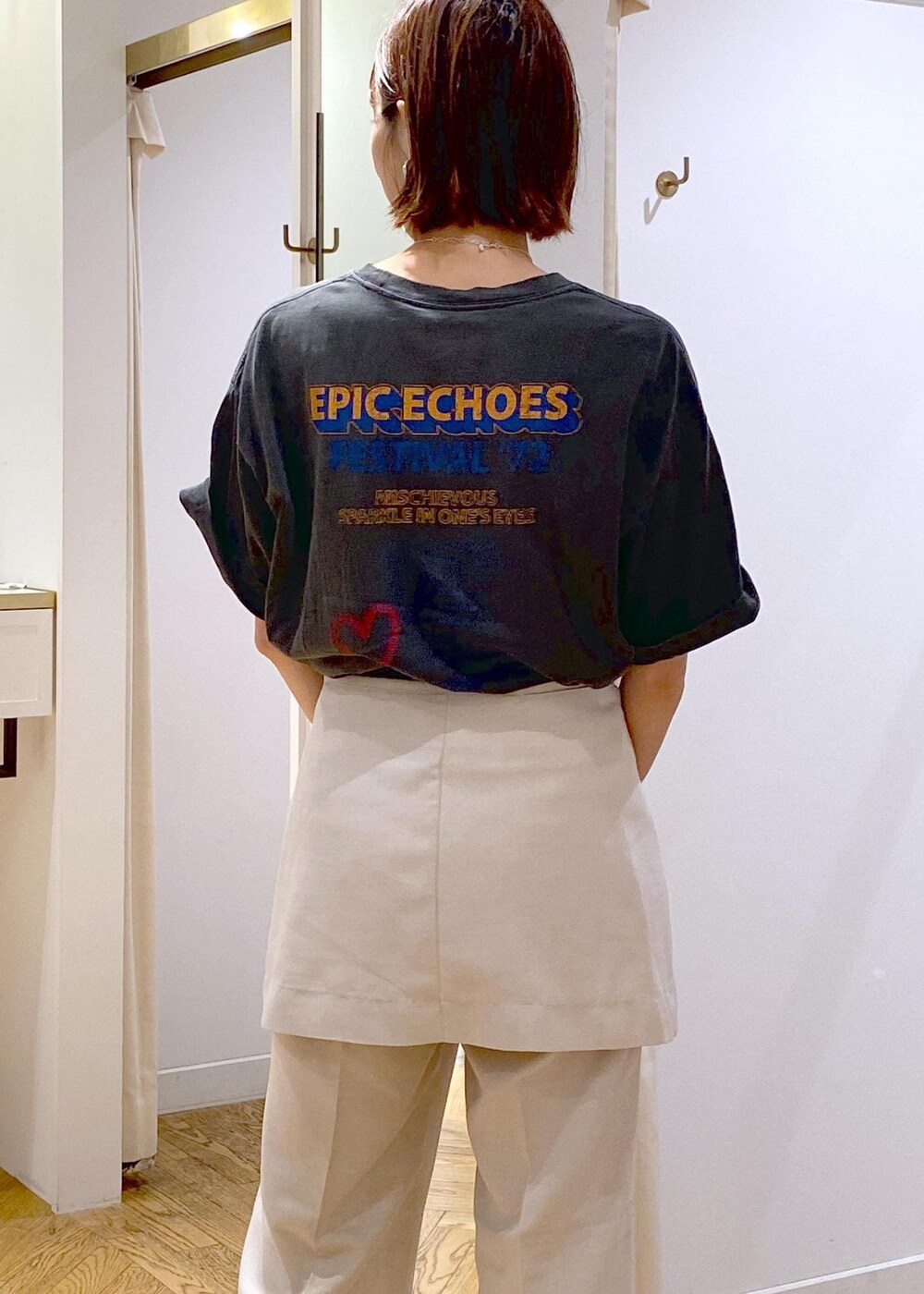 ゴールド系のショルダーバッグ、ブラック系のサンダル、グレー系のTシャツ/カットソーを着用したレディースの夏コーディネートの6枚目の写真