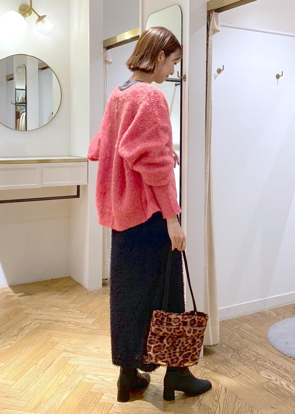 ブラック系のスカート、その他のショルダーバッグ、ブラック系のTシャツ/カットソーを着用したレディースの秋コーディネートの3枚目の写真