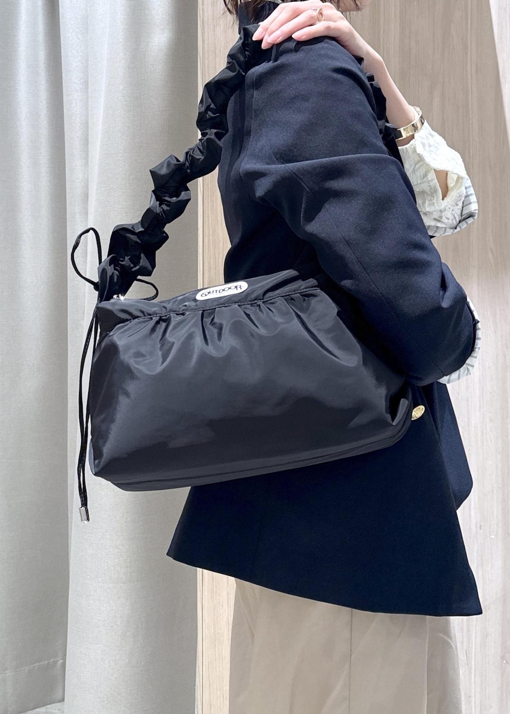 ブルー系のテーラードジャケット、ホワイト系のシャツ/ブラウス、ベージュ系のその他パンツを着用したレディースの冬コーディネートの10枚目の写真