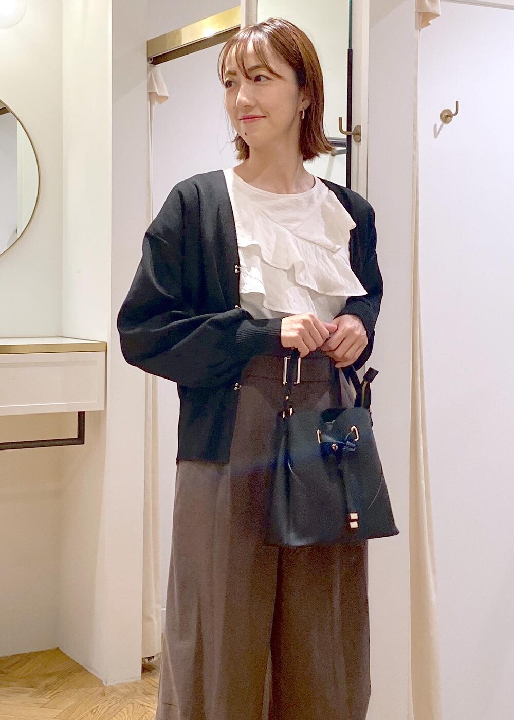 ホワイト系のシャツ/ブラウス、ブラック系のバレエシューズ、ブラック系のカーディガン/ボレロを着用したレディースの秋コーディネートの9枚目の写真