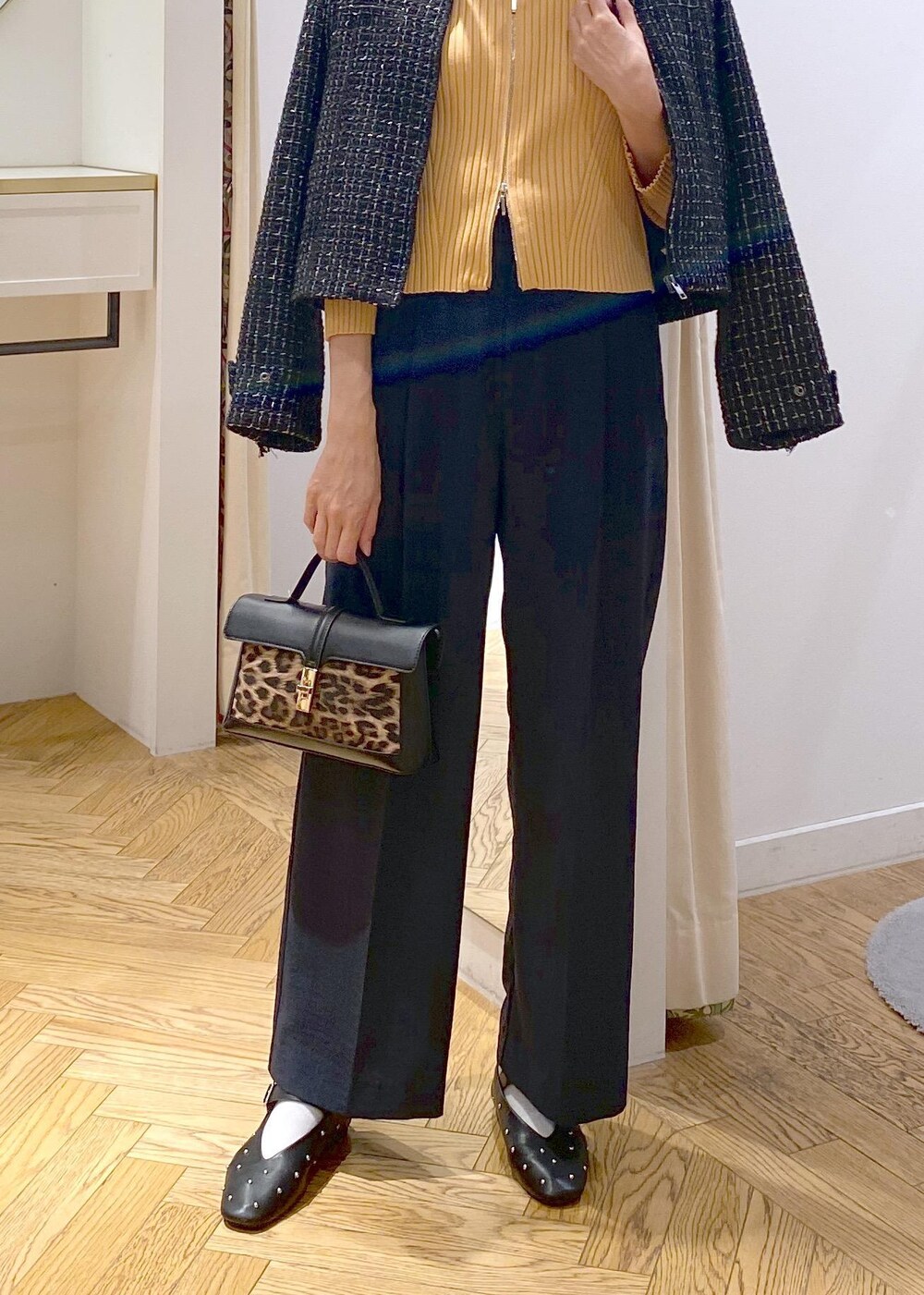 ブルー系のスラックス、その他のショルダーバッグ、ブラック系のバレエシューズを着用したレディースの秋コーディネートの5枚目の写真