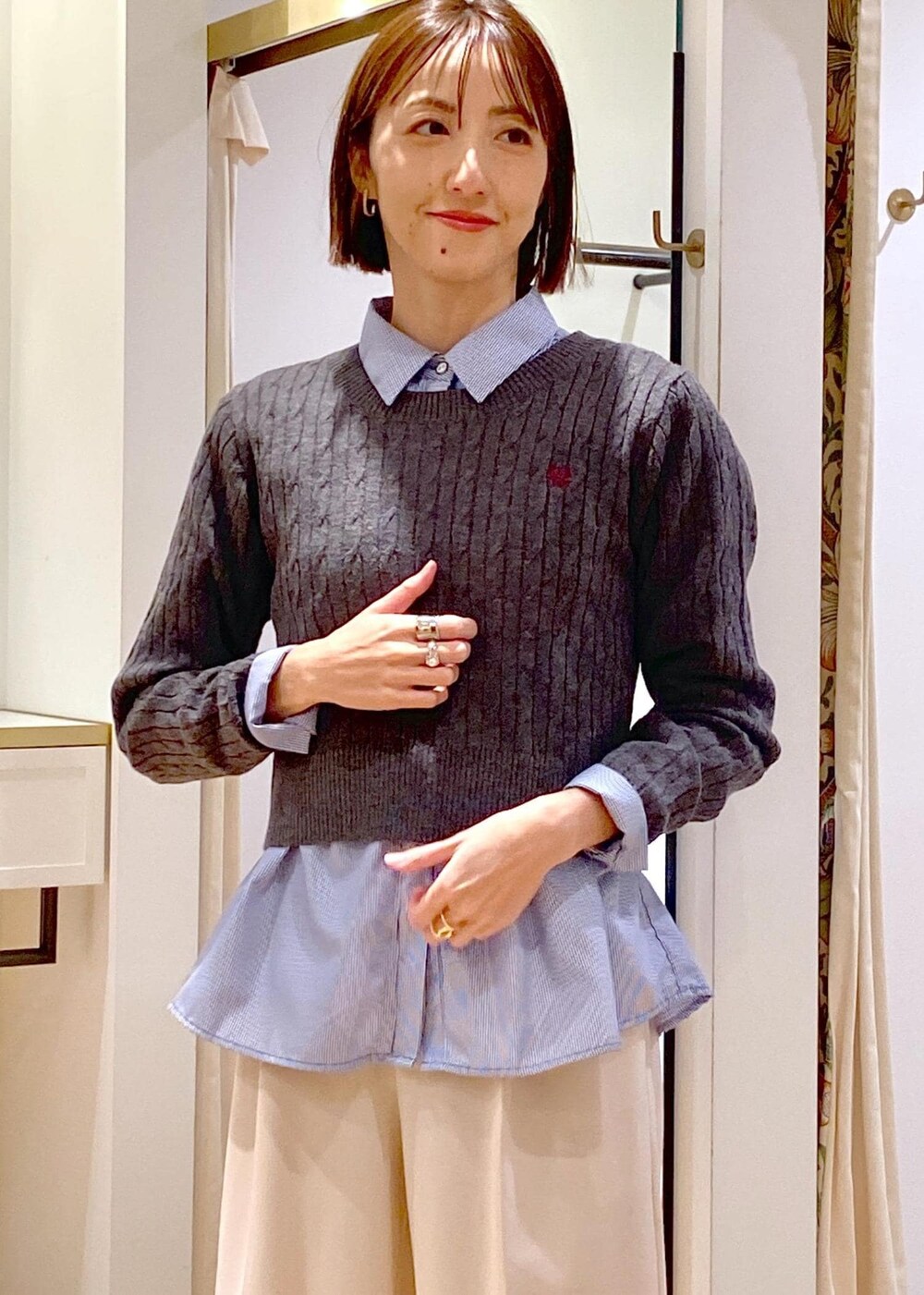 ホワイト系のハンドバッグ、ブルー系のシャツ/ブラウス、ベージュ系のその他パンツを着用したレディースの冬コーディネートの8枚目の写真