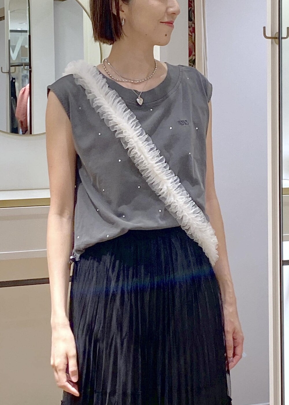 「シアー、チュール、キレイめカジュアル、高身長コーディネート、グレー、Tシャツ、カットソー、夏コーデ、大人カジュアル、スカートスタイル、ワントーンコーデ、モノトーンコーデ、カジュアルコーデ、シンプルコーデ、VIS」｜「Juzeのクローズトゥサンダル（サンダル、ブラック系）」を使った、eric08さん（レディース・166cm）の夏コーディネートの5枚目の写真